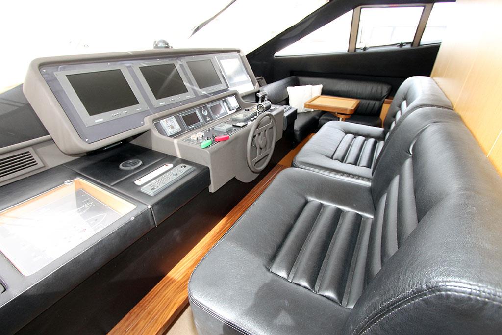 2005 FERRETTI YACHTS 731 